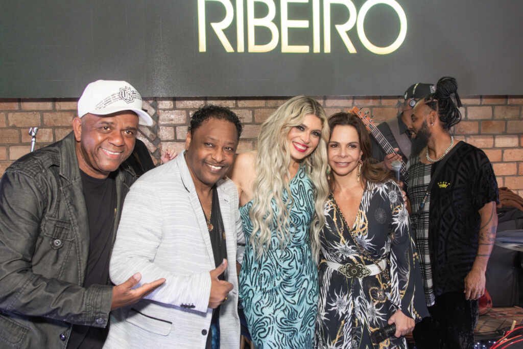 Grupo Um Toque a Mais, Sula Miranda e Adryana Ribeiro - Foto Geovani Moreira