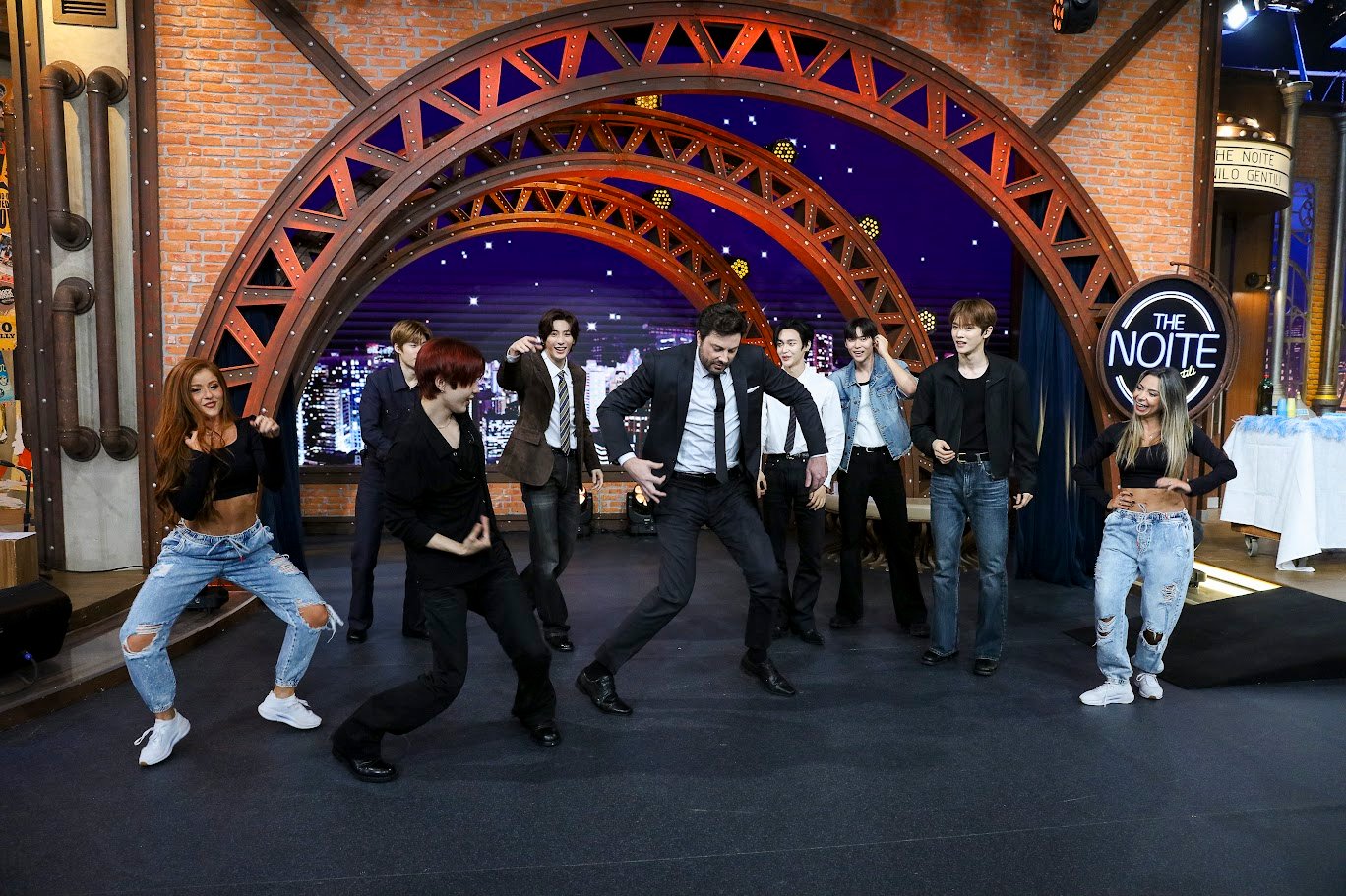 Grupo RIIZE no palco do The Noite - (Lourival Ribeiro/SBT)